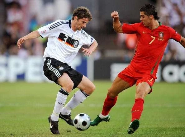 arne-friedrich-vs-ronaldo-1496288388-800.jpg