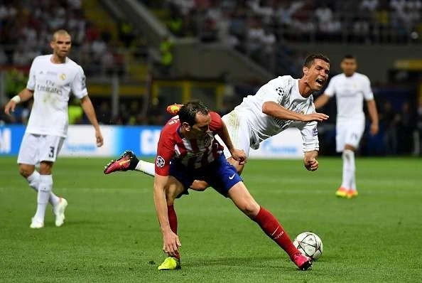 diego-godin-vs-cristiano-ronaldo-1496288687-800.jpg