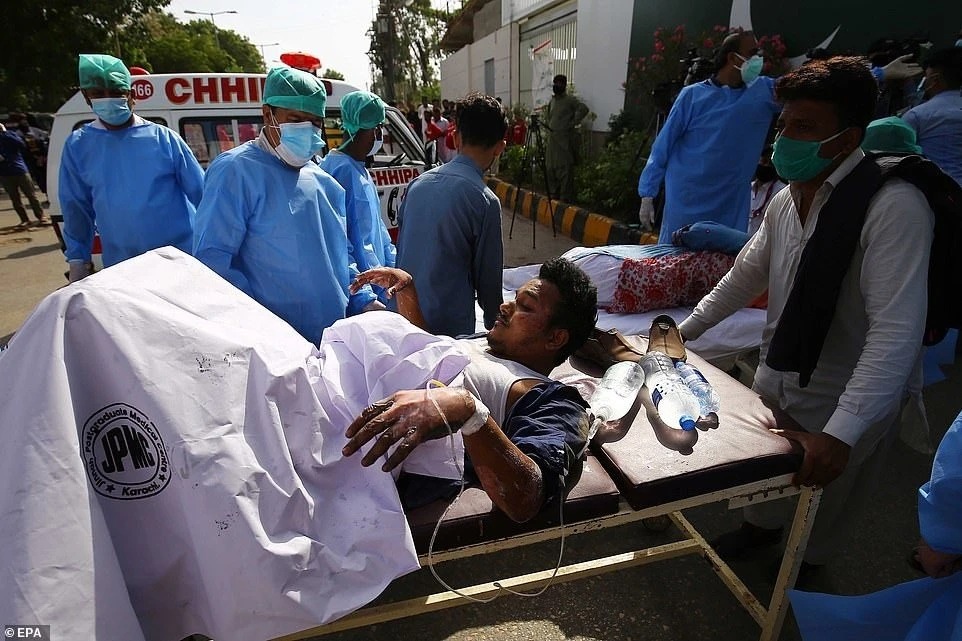 pakistan-plane-crash-8.jpg