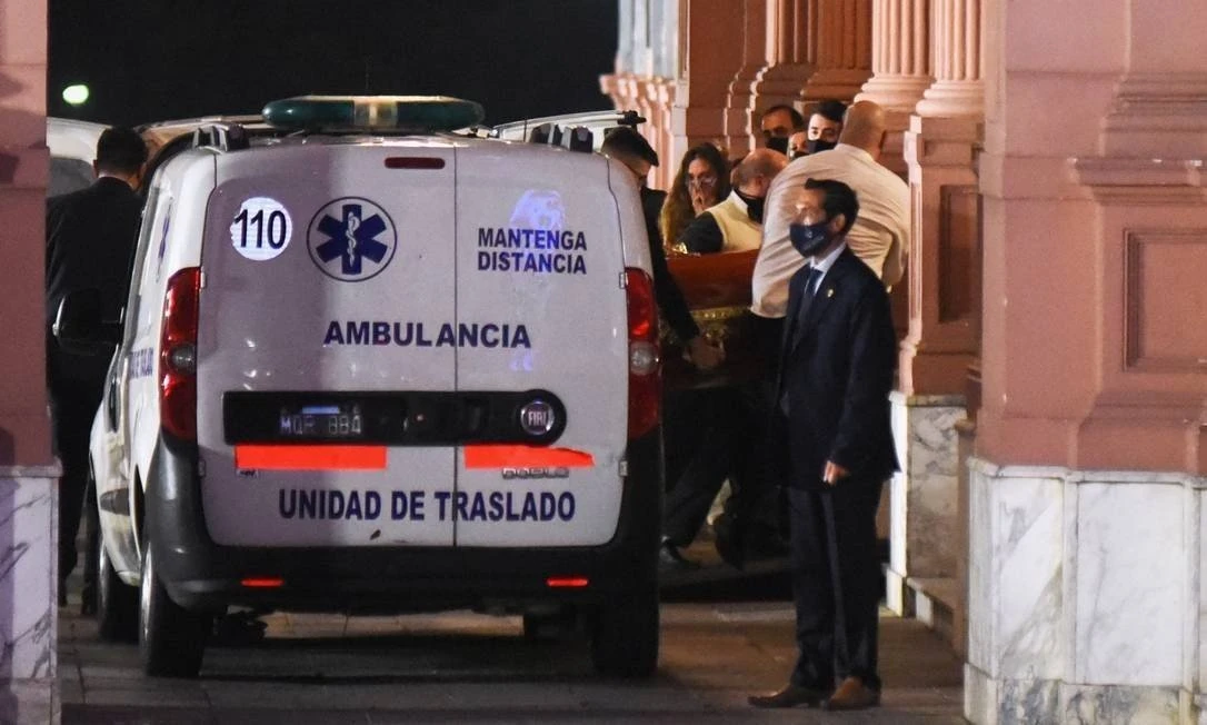 x90631992-the-coffin-holding-the-body-of-soccer-legend-diego-maradona-arrives-at-the-casa-rosadajpgpagespeedic-3nfc2yorw.jpg