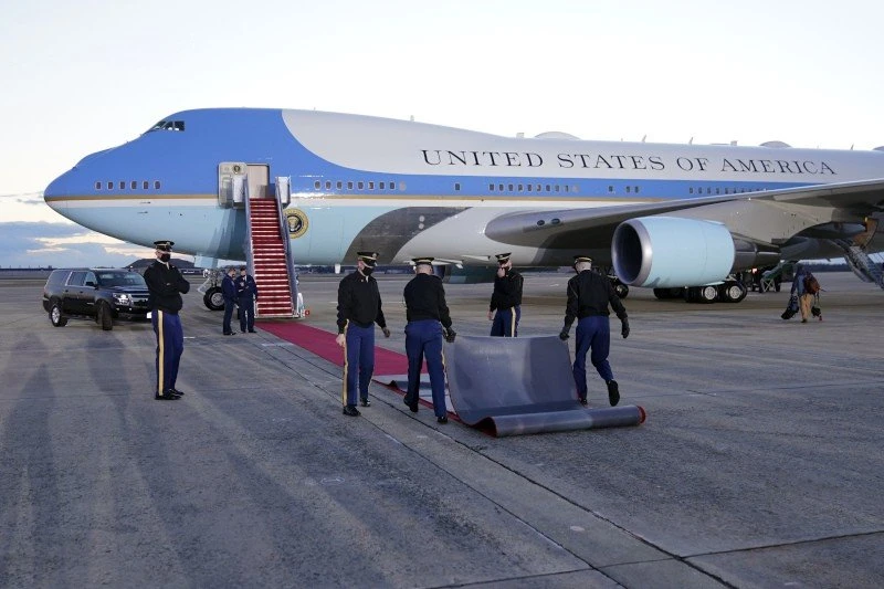 ntonald-trump-kokkino-xali-aeroplano.jpg