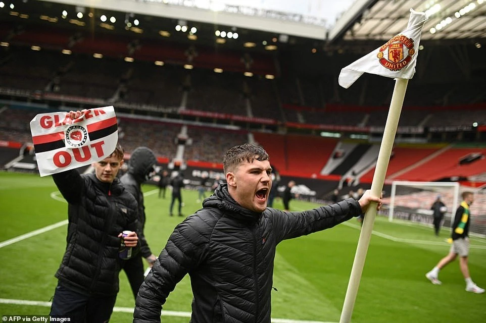 42479544-9534959-one-fan-among-those-who-stormed-old-trafford-grabbed-the-corner-a-138-1619966100789.jpg