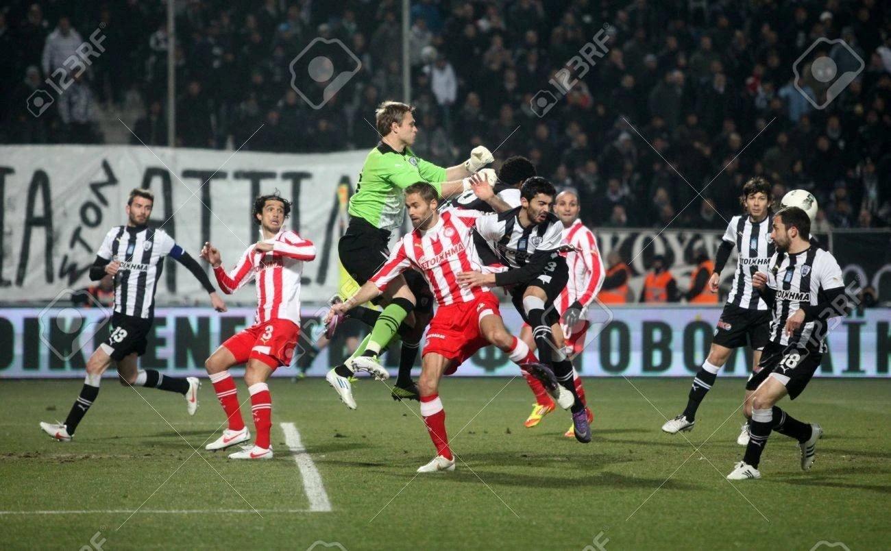 12257394-thessaloniki-greece-february-5-olof-mellberg-with-red-dario-kresic-goalkeeper-dimitris-salpigidis-r.jpg