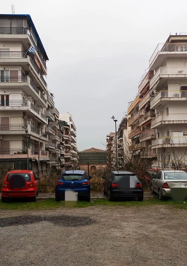 oikopedo2-nikiforidis-parking-grtimes-eidiseis.jpg