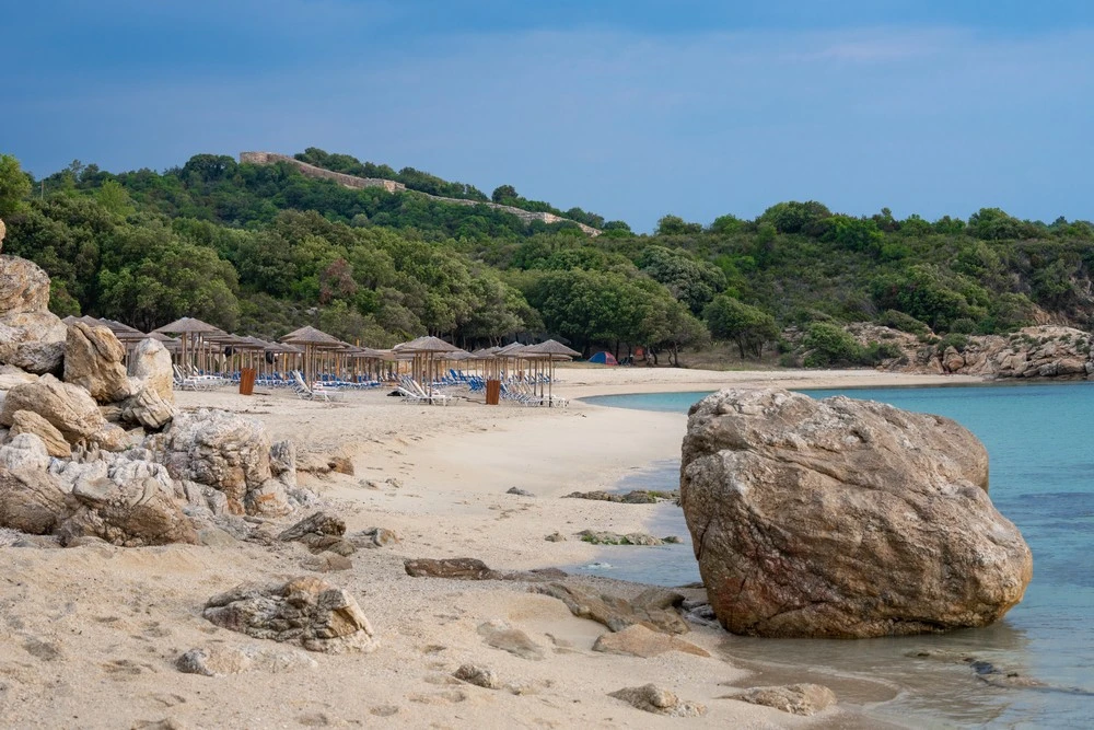 paralia-prwti-ammoydia-stin-olimpiada-xalkidikis-me-fonto-to-tikhos-ton-arkhaion-staghiron.jpg