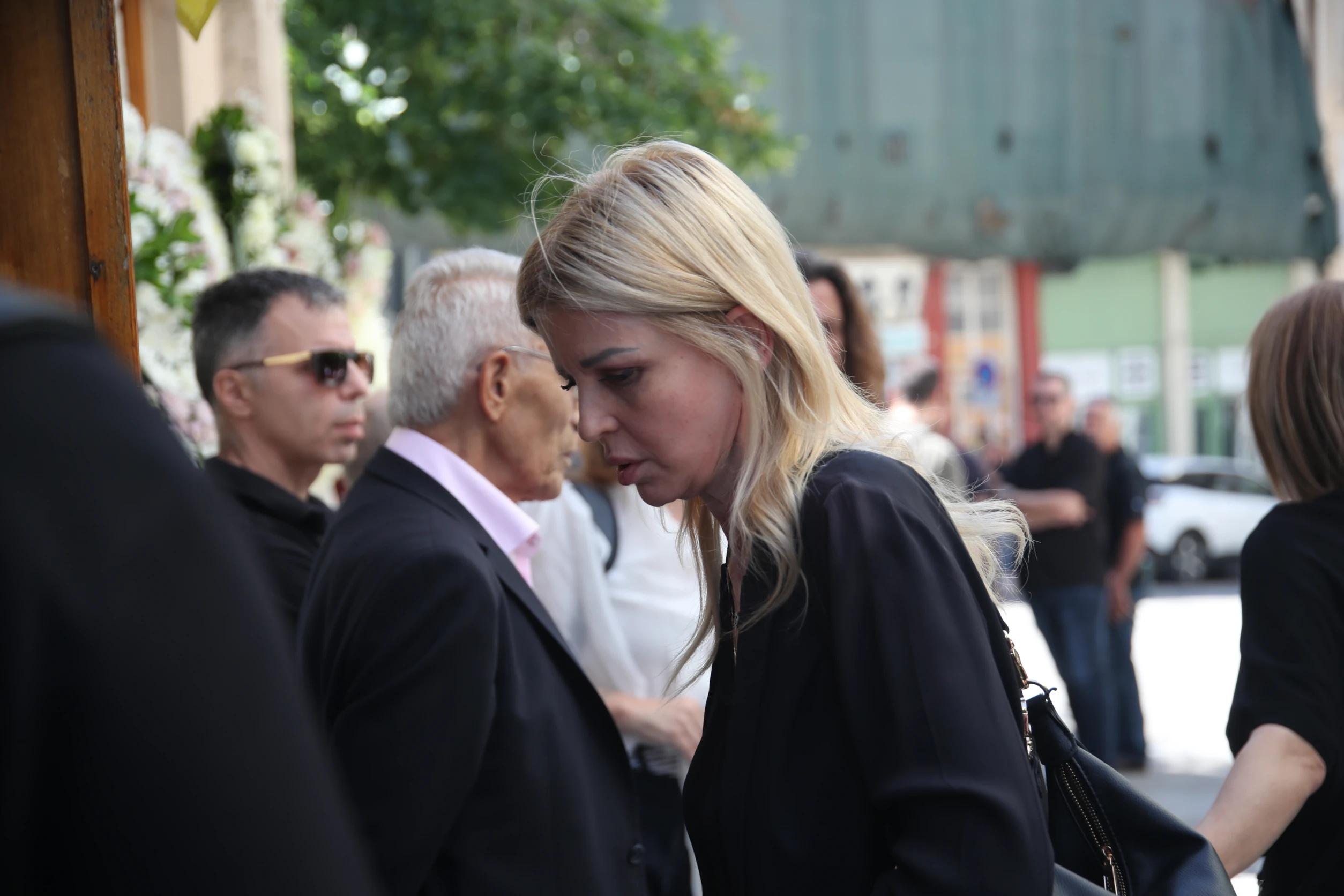 H Έλενα Ράπτη στην κηδεία της Βάγιας Νέστορα