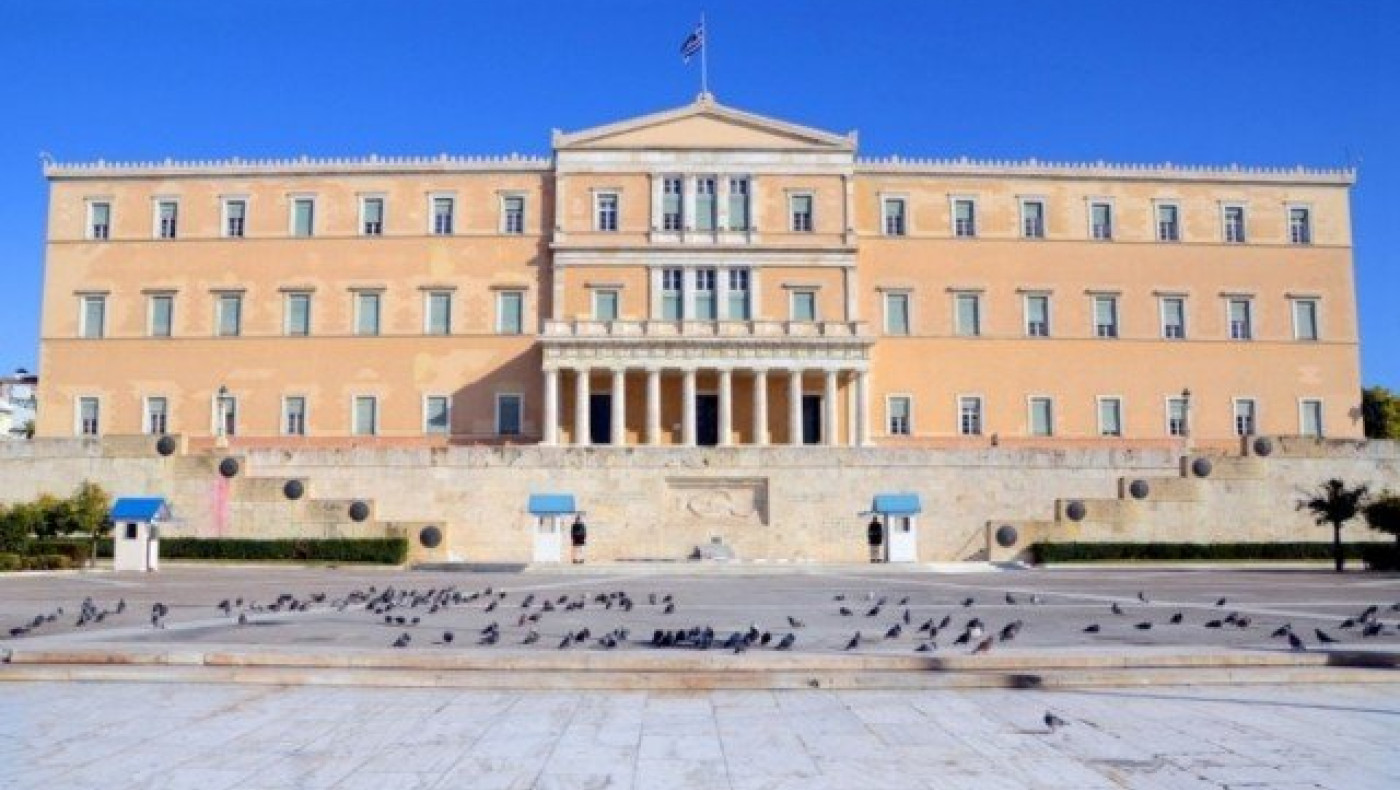 ΕΚΤΑΚΤΟ:      Επίθεση 55χρονου με γκαζάκια στη Βουλή