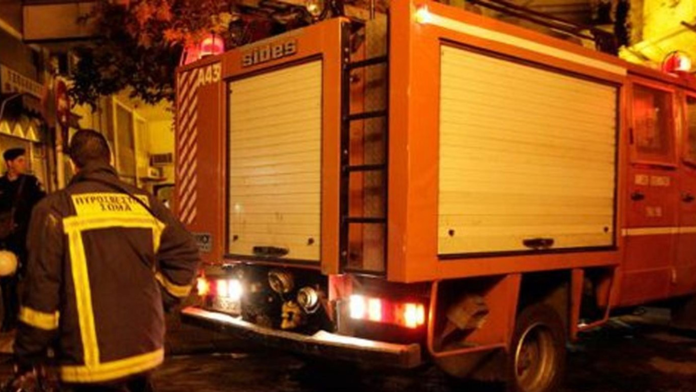 Φωτιά σε κάδους στη Θεσσαλονίκη - Ζημιές σε δύο ΙΧ και ένα κατάστημα