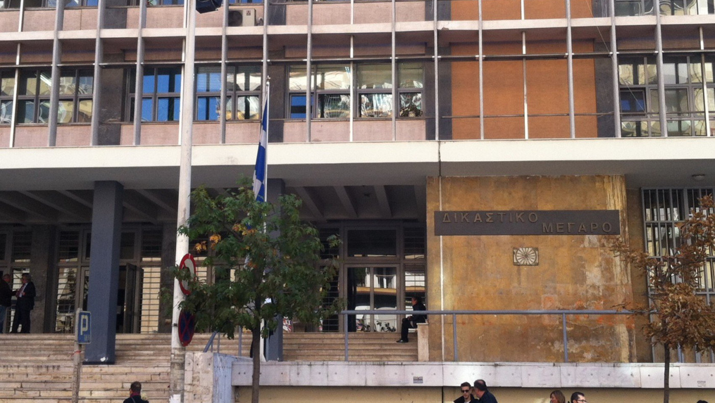 Φωτιά στη Θεσσαλονίκη: Στο πλευρό του 45χρονου η μητέρα και ο αδελφός του