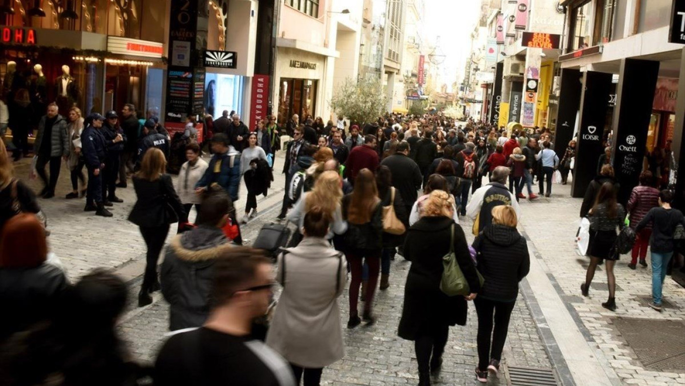 Η επόμενη μέρα σε σχολεία, εκκλησίες και... παραλίες