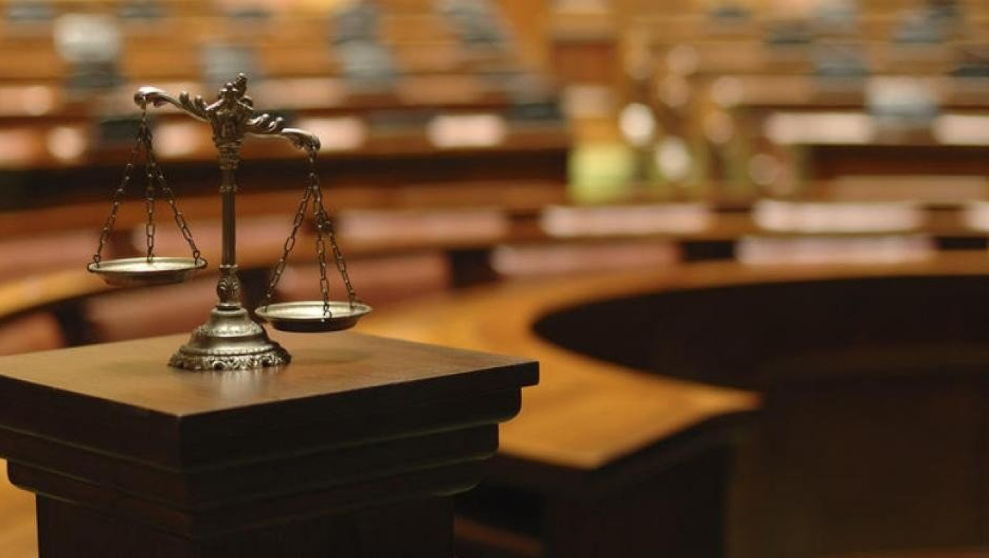 Πατέρας ξυλοκοπεί άγρια μέσα στο δικαστήριο τον δολοφόνο της γυναίκας και του γιου του
