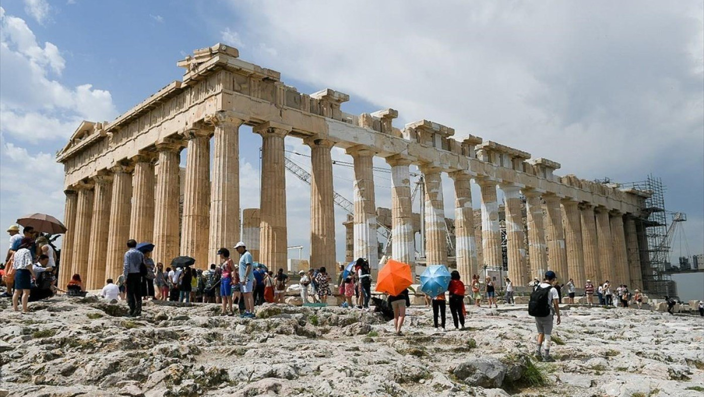 «Οι Έλληνες λένε ψέματα για τον κορωνοϊό λόγω τουρισμού»