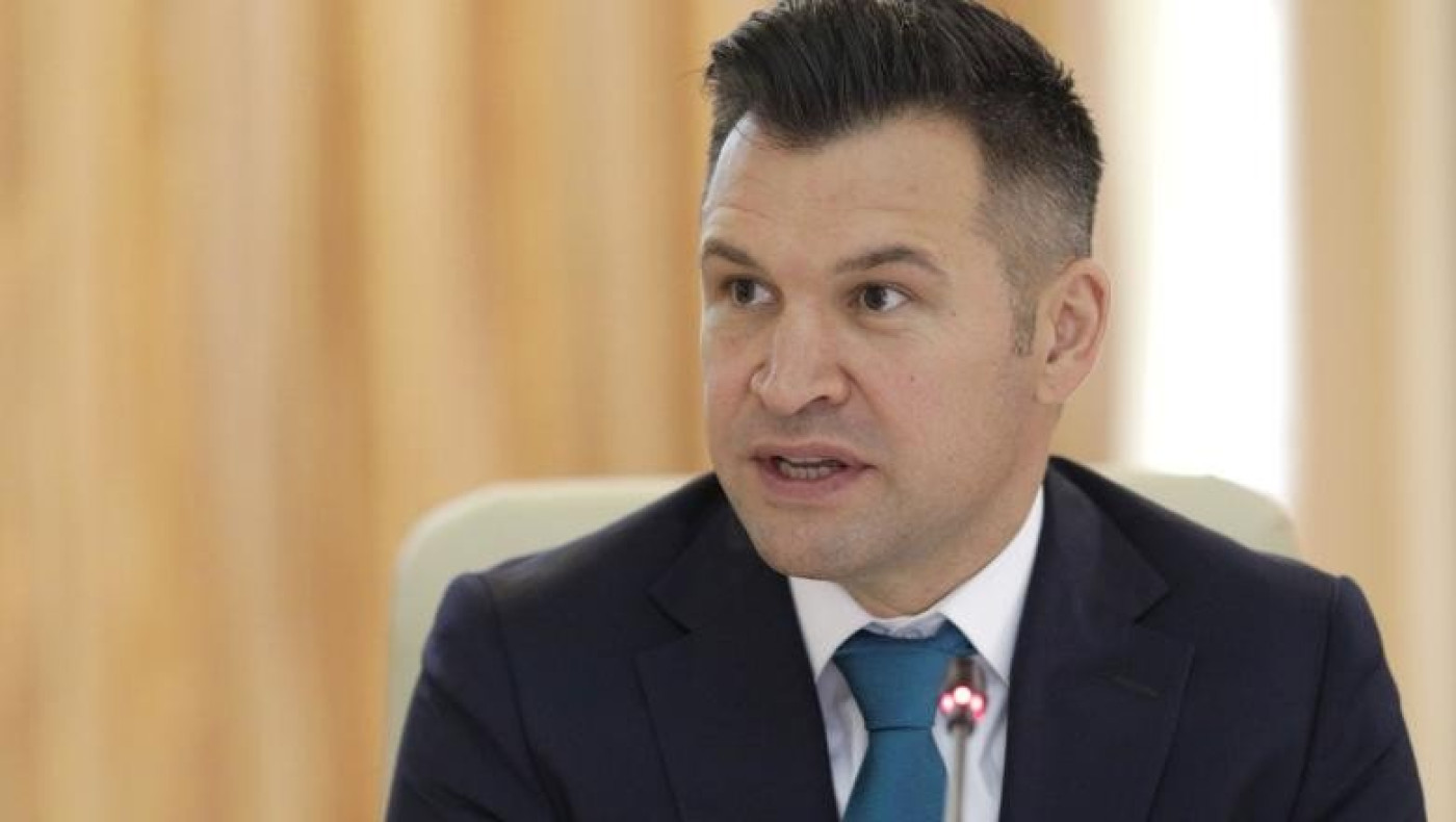 Ο Ρουμάνος Υπουργός Αθλητισμού live στην τηλεόραση με το… μποξεράκι!