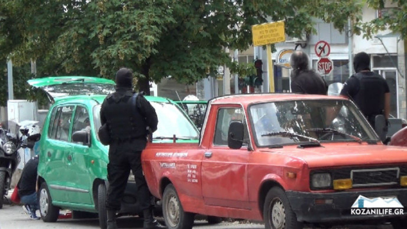 Αυτός είναι ο δράστης της επίθεσης με τσεκούρι στην εφορία Κοζάνης