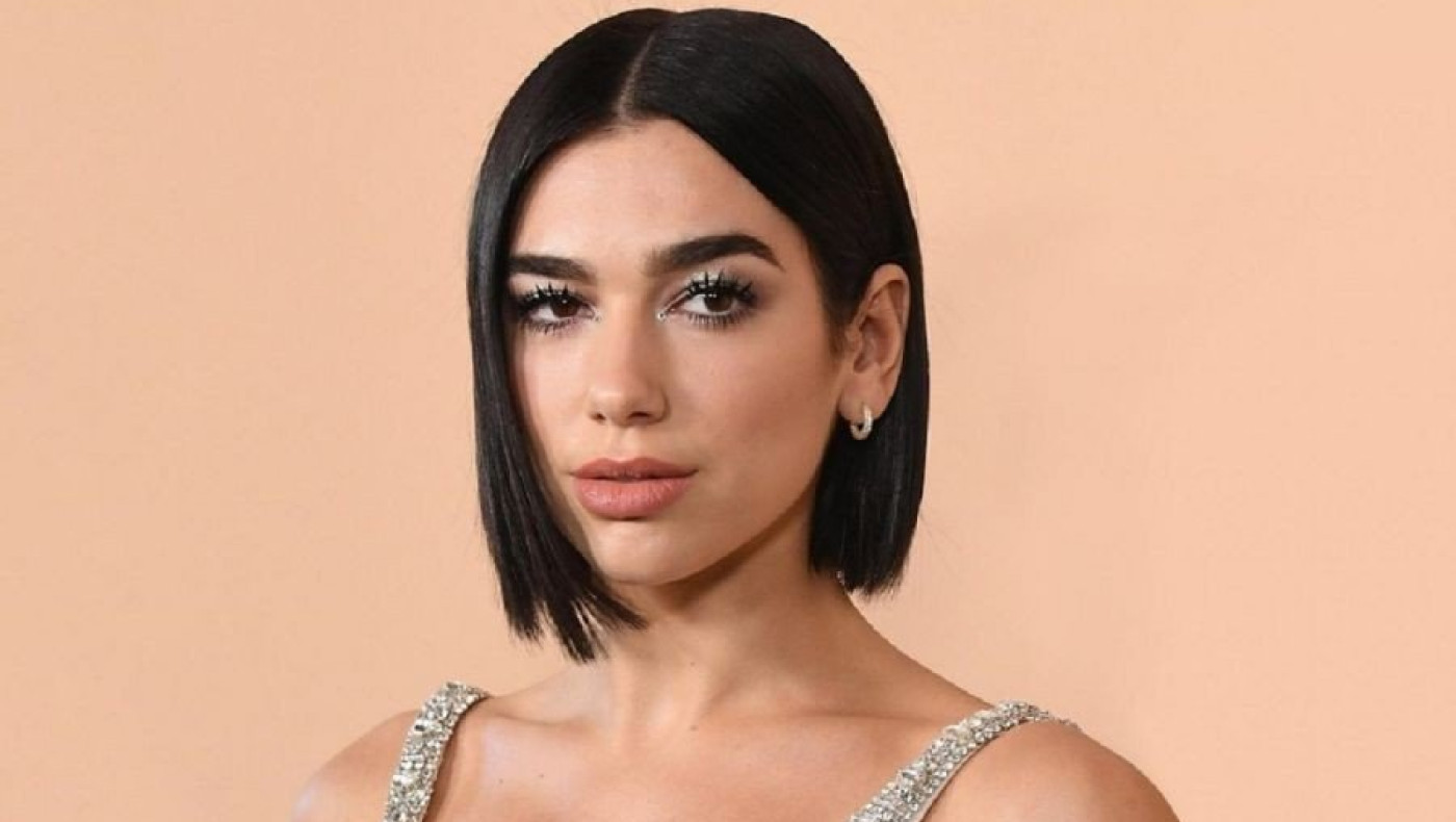 Η Dua Lipa φόρεσε ένα μικροσκοπικό ριγέ μπικίνι στο signature χρώμα του καλοκαιριού