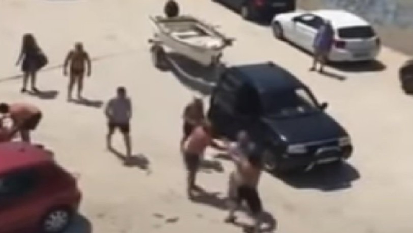 Ξύλο σε παραλία της Χαλκιδικής για την ανέλκυση μιας βάρκας!