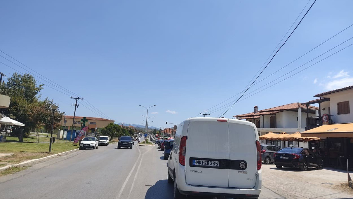 Ατελείωτη ουρά στο φανάρι στη Νικήτη!