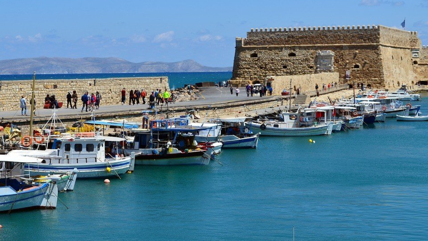 Ηράκλειο: Ηλικιωμένοι πέρασαν θάλασσα με λύματα για… ιαματικά νερά