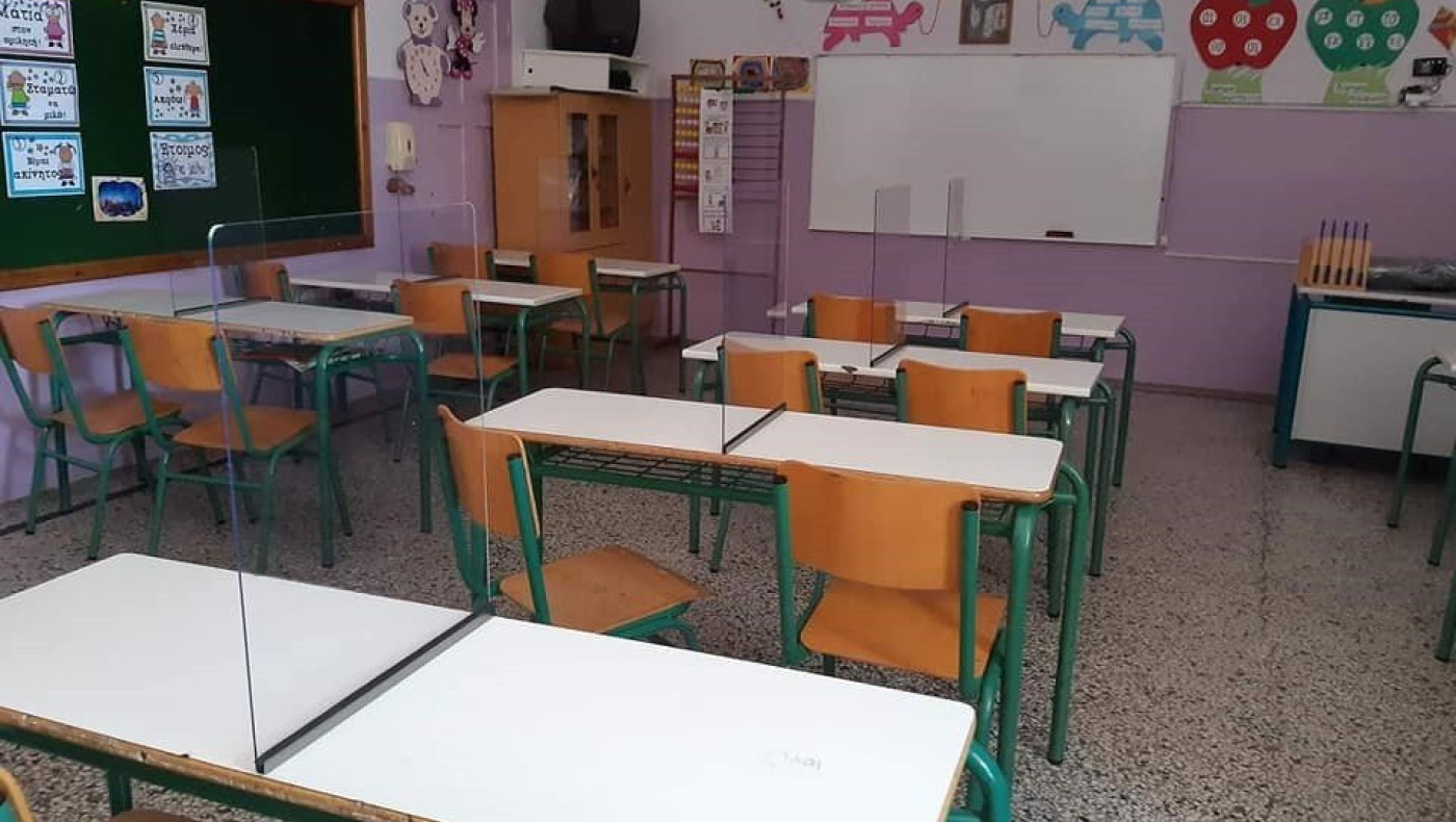 Κορωνοϊός: Έβαλαν πλεξιγκλάς στα… θρανία δημοτικού στα Κουφάλια