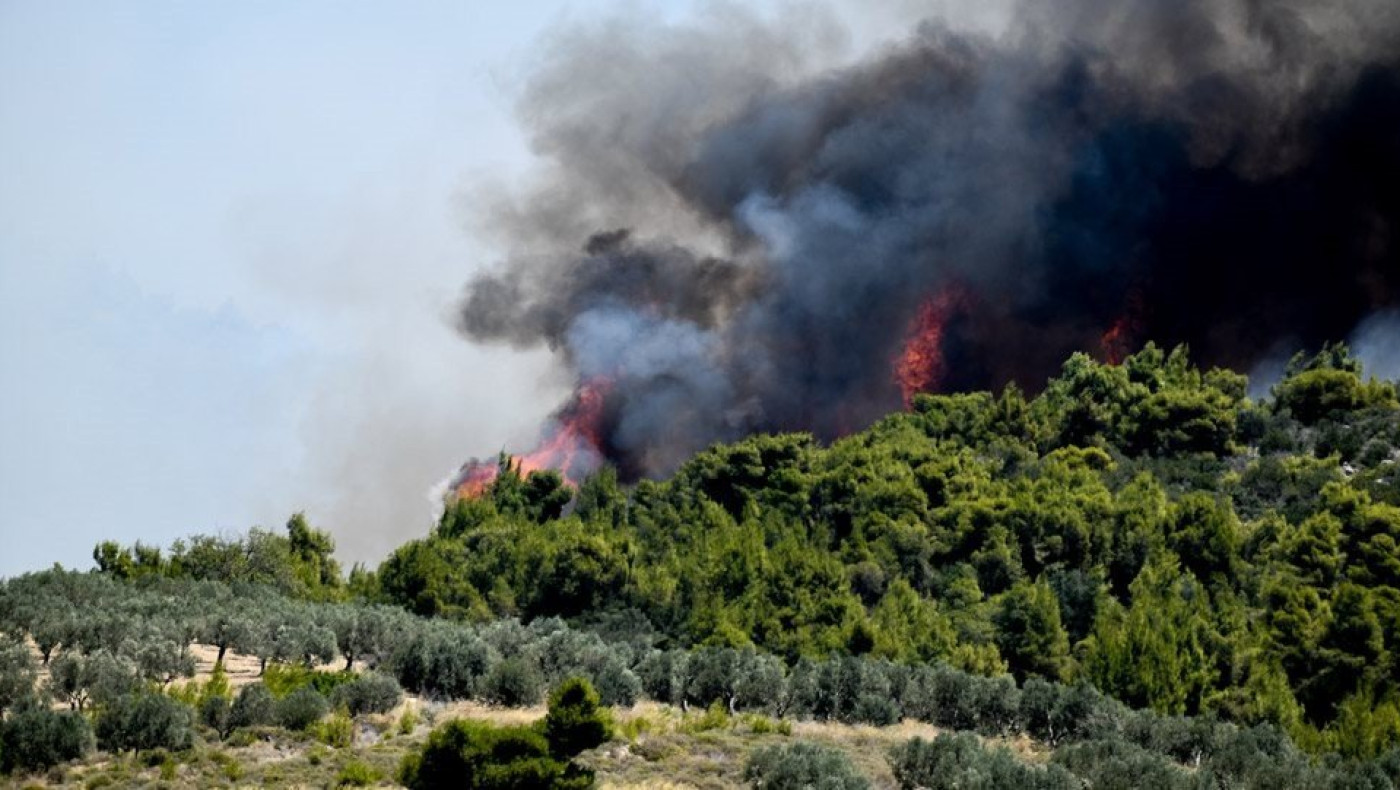 Μεγάλη φωτιά στο Σοφικό Κορινθίας – Εκκενώνονται τρεις οικισμοί