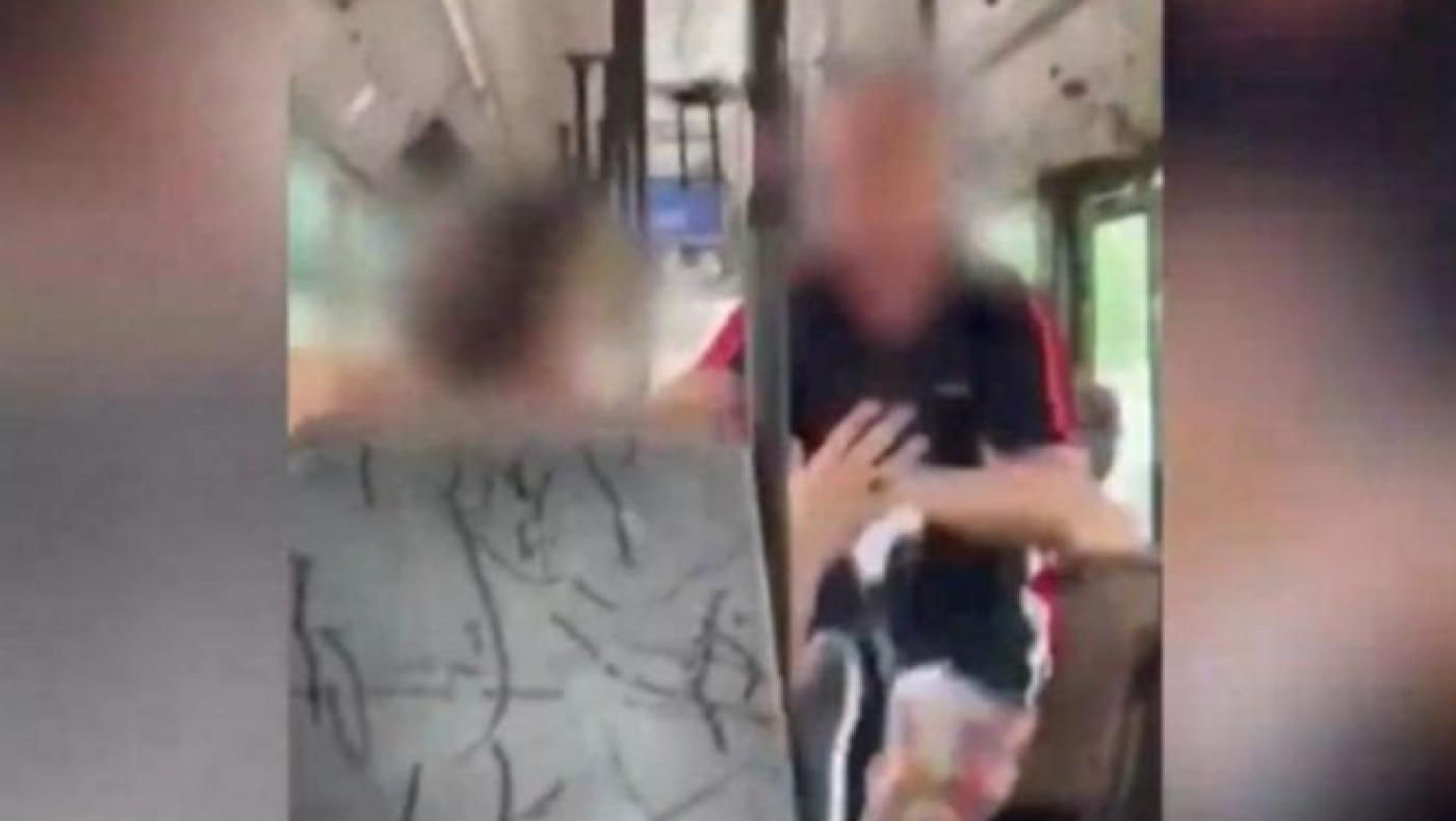 VIDEO σοκ: Ηλικιωμένος επιτέθηκε σε νεαρό που δεν φορούσε μάσκα στο λεωφορείο