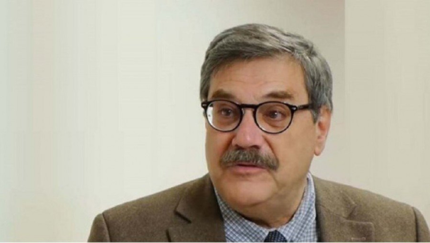 Καθηγητής καταγγέλει την κυβέρνηση: «Μας.. χρεώσανε δικές τους αποφάσεις»