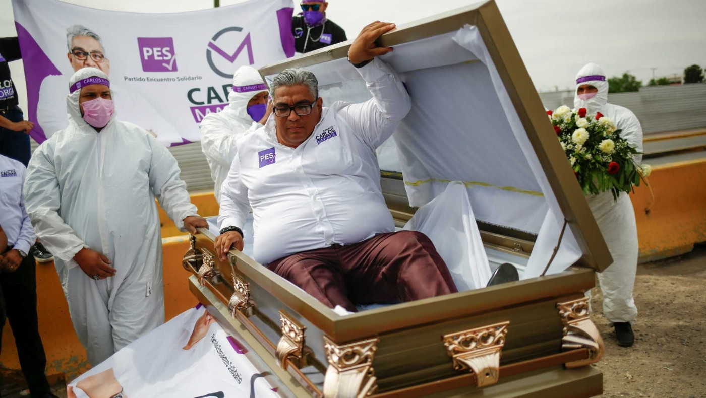 ΑΣΥΛΛΗΠΤΟ: Εκανε προεκλογική εκστρατεία από το... φέρετρο