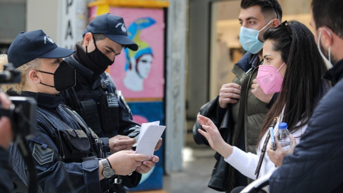 Αστυνομικός έριξε πρόστιμο σε συνάδελφο του που αρνιόταν να φορέσει μάσκα
