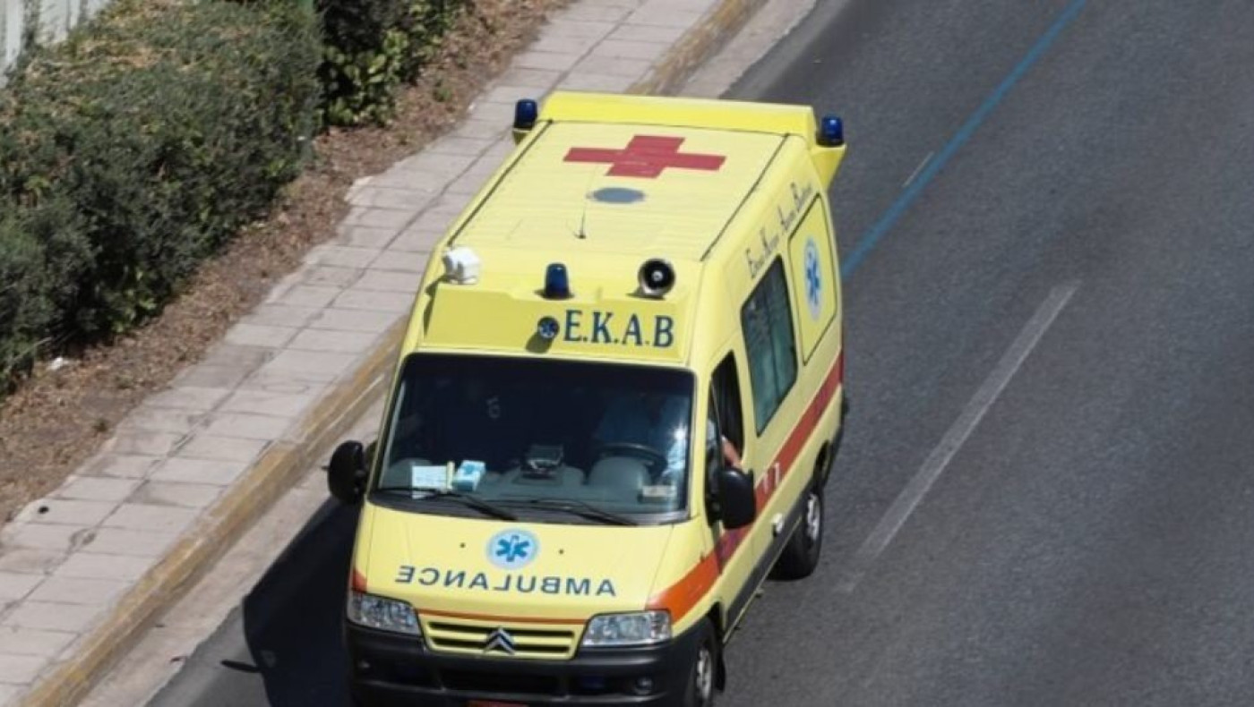Θεσσαλονίκη – Κορωνοϊός: Ουρές ασθενοφόρων έξω από το Ιπποκράτειο