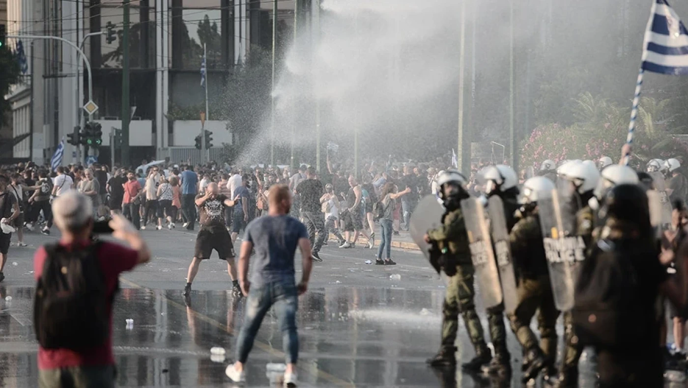 Επεισόδια στη συγκέντρωση κατά του υποχρεωτικού εμβολιασμού στο Σύνταγμα