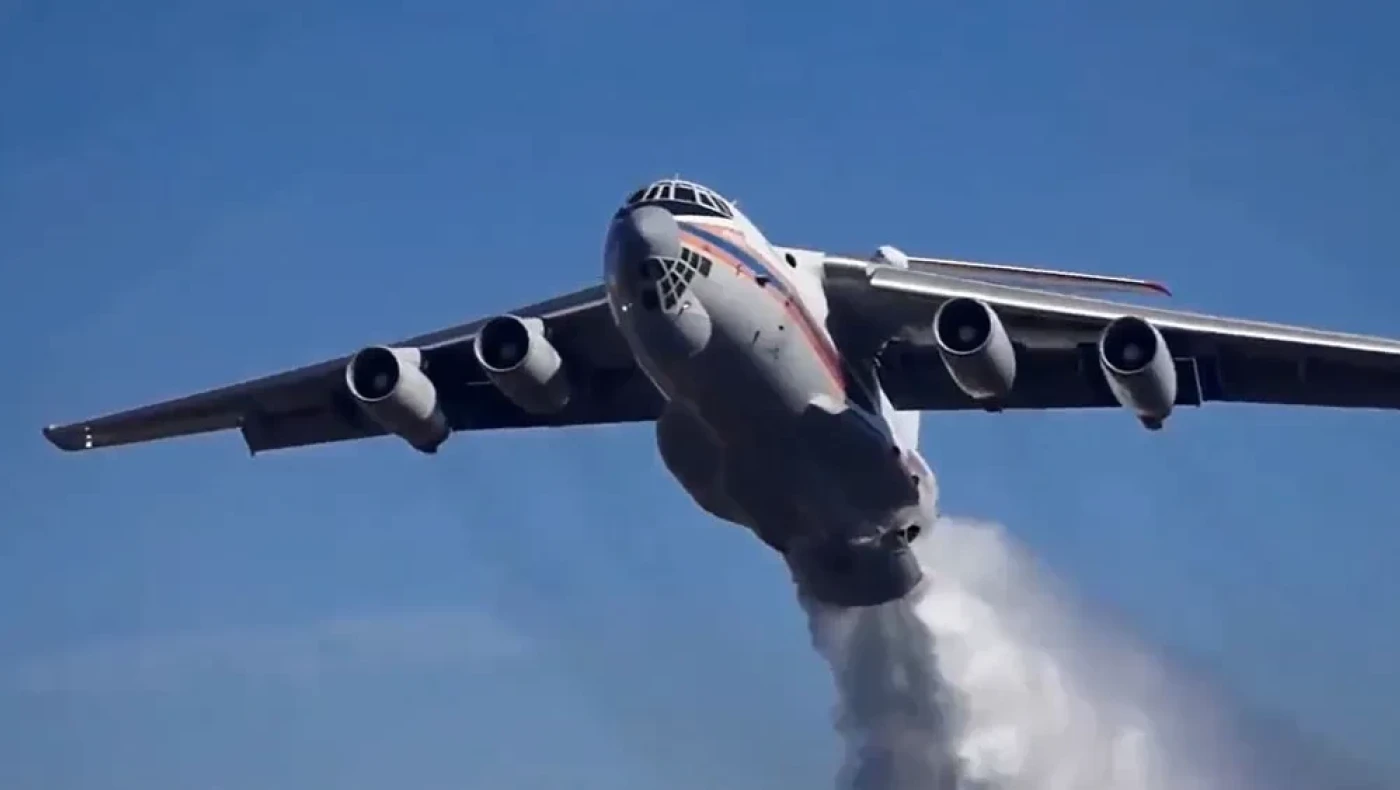 Το Ilyushin Il-76 κάνει το Beriev να μοιάζει με… μυγάκι