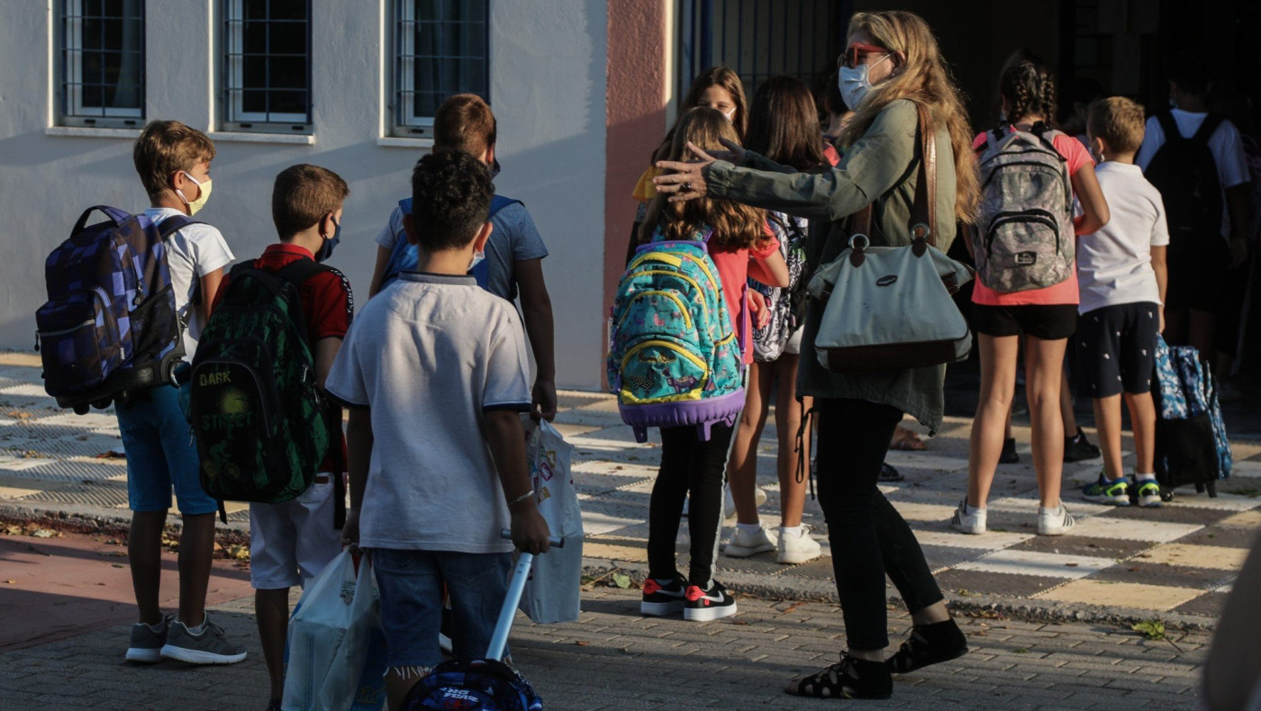 Σχολεία: Πότε ανοίγουν και τι αλλάζει σε περίπτωση κρούσματος κορωνοϊού