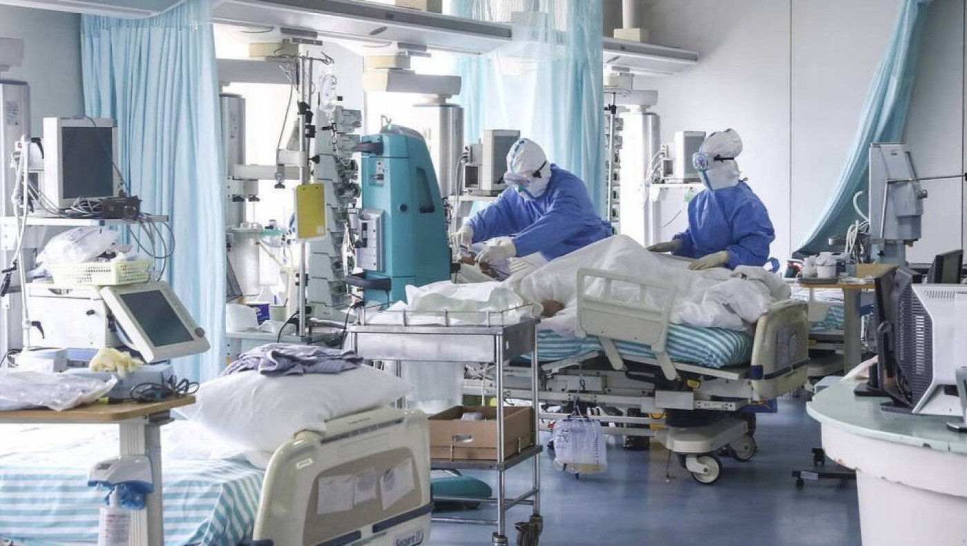 Σε έξαρση ο κορωνοϊός: 100 νέες εισαγωγές καθημερινά στα νοσοκομεία