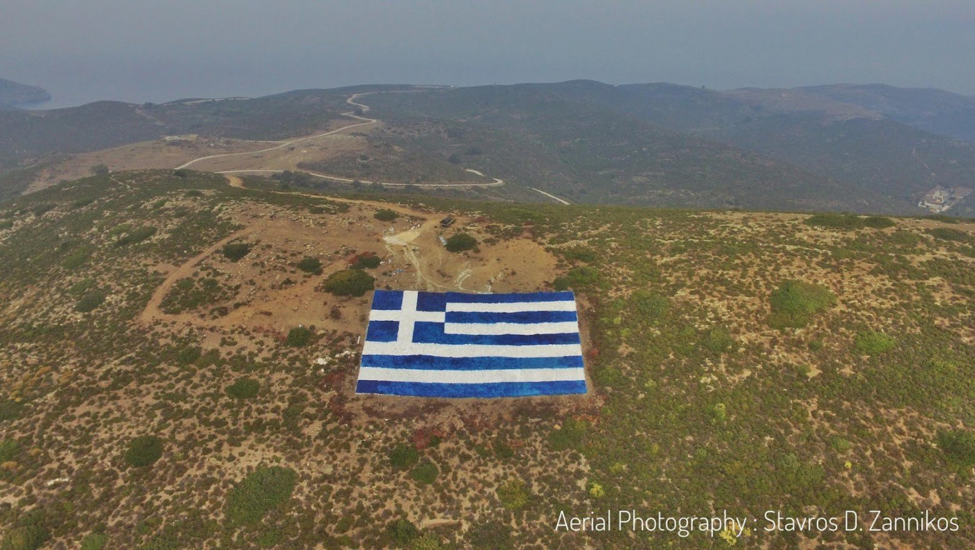 Οινούσες: Τεράστια ελληνική σημαία, απάντηση στην προκλητικότητα των Τούρκων