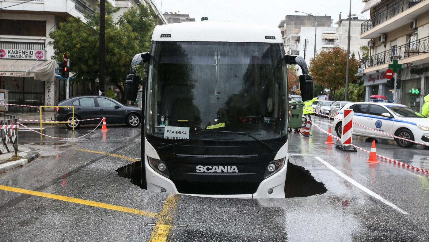 Θεσσαλονίκη: Βγήκε το λεωφορείο από την τεράστια τρύπα