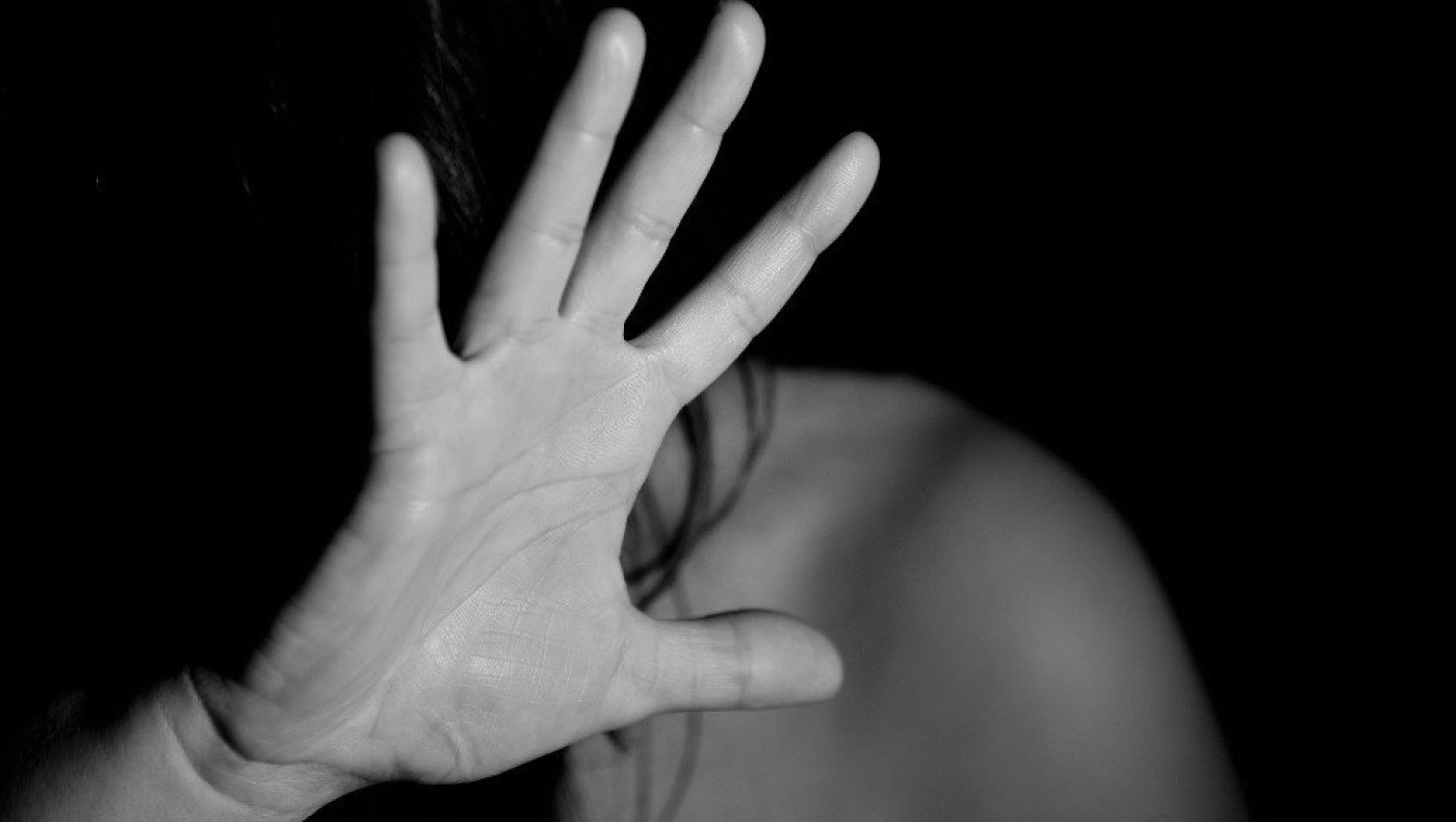 Σοκαριστική καταγγελία 20χρονης για τον σύζυγό της: «Δυνάμωσε τη μουσική και άρχισε να με χτυπάει»