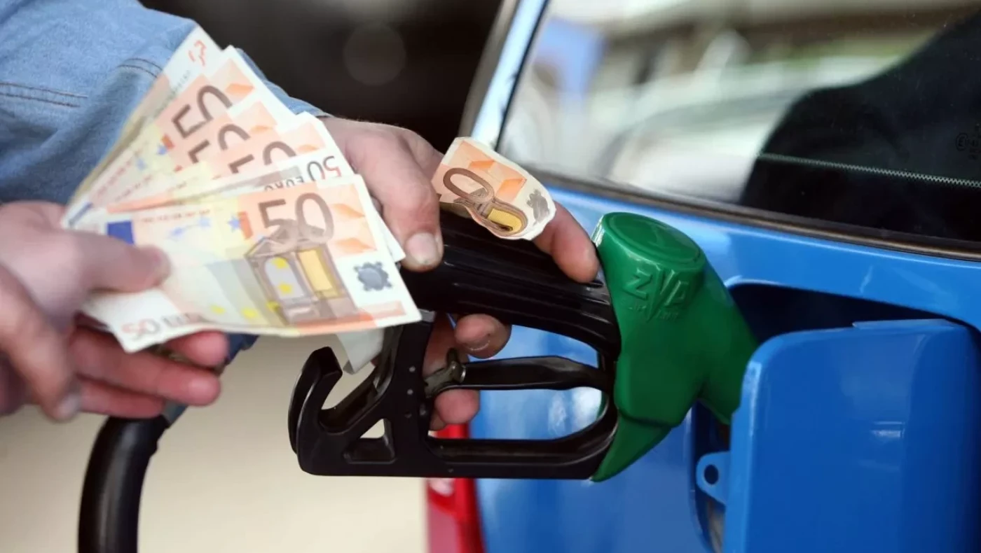 Μειώσεις στον φόρο καυσίμων εξετάζει η κυβέρνηση