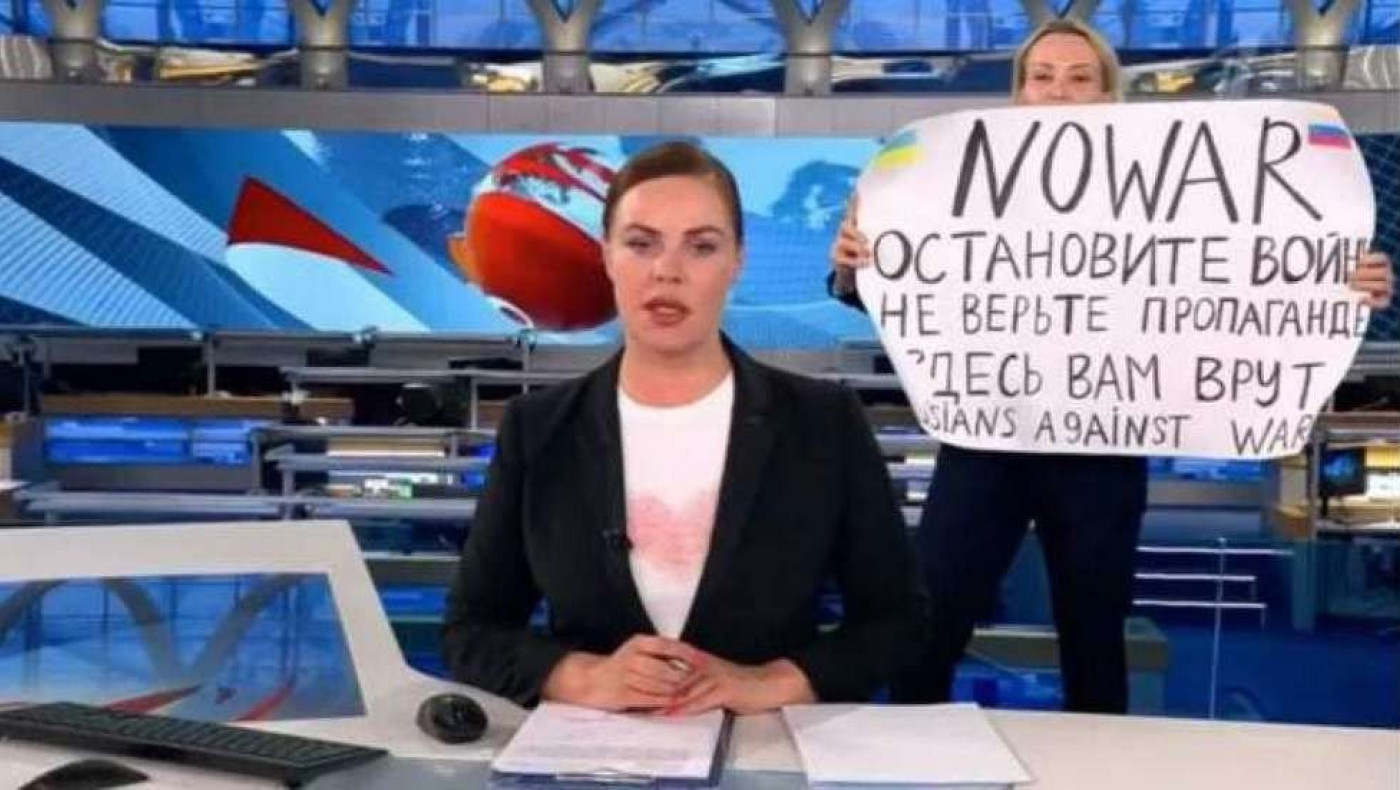 Διαδηλώτρια κατά του πολέμου διέκοψε ρωσικό δελτίο ειδήσεων