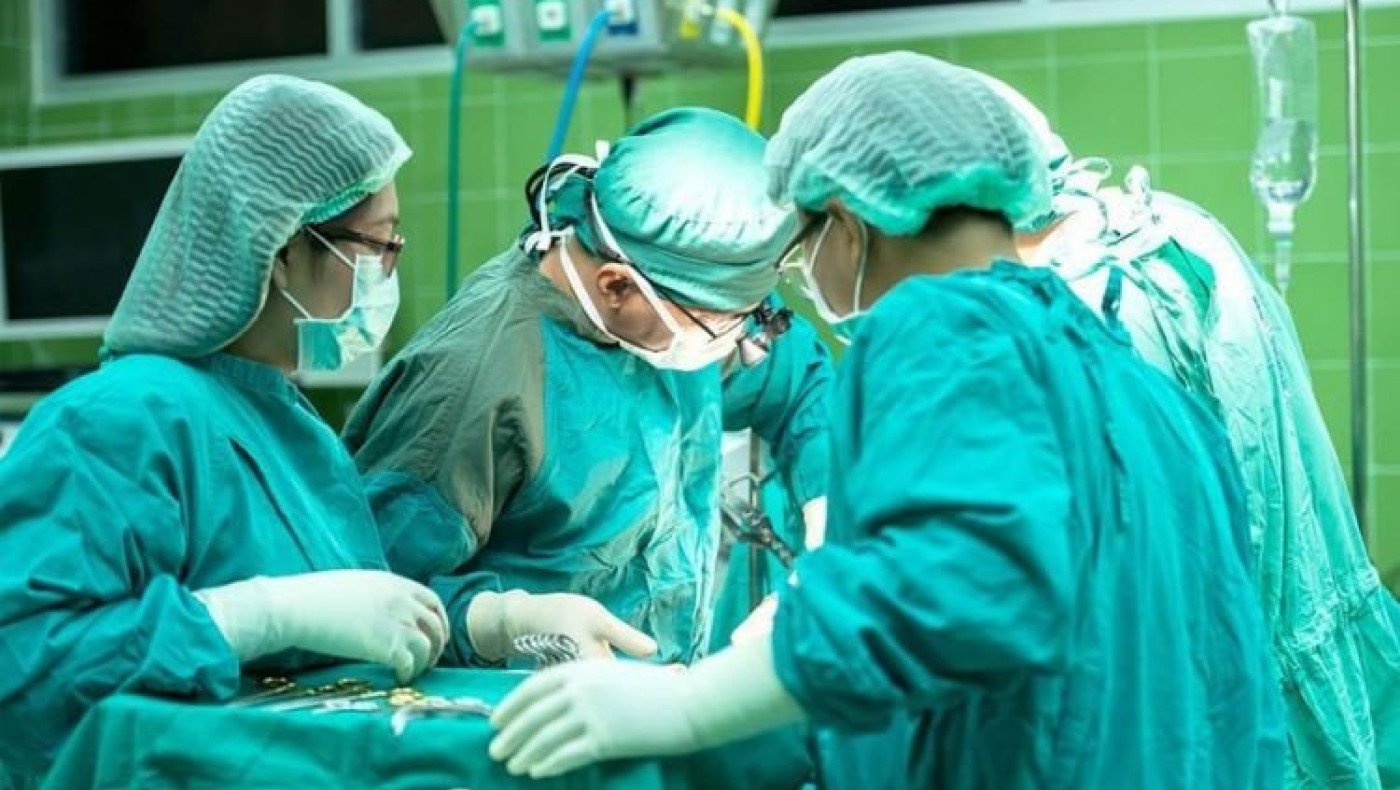 Έκαναν εγχείρηση μεταμόσχευσης νεφρού...με τον ασθενή ξύπνιο