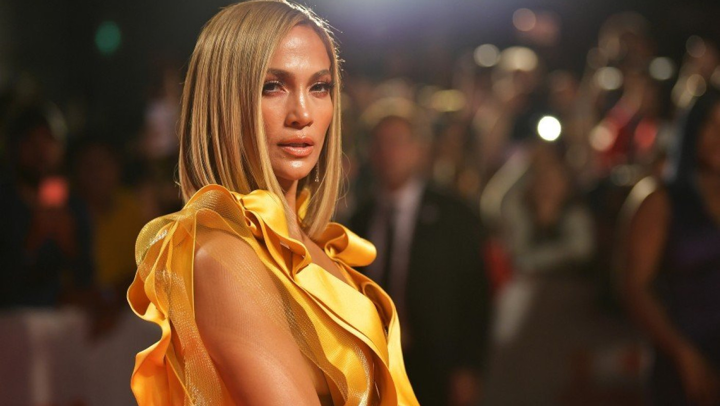 Η Τζένιφερ Λόπεζ με λευκά εσώρουχα Intimissimi και στιλάτο κιμονό, πιο sexy από ποτέ...