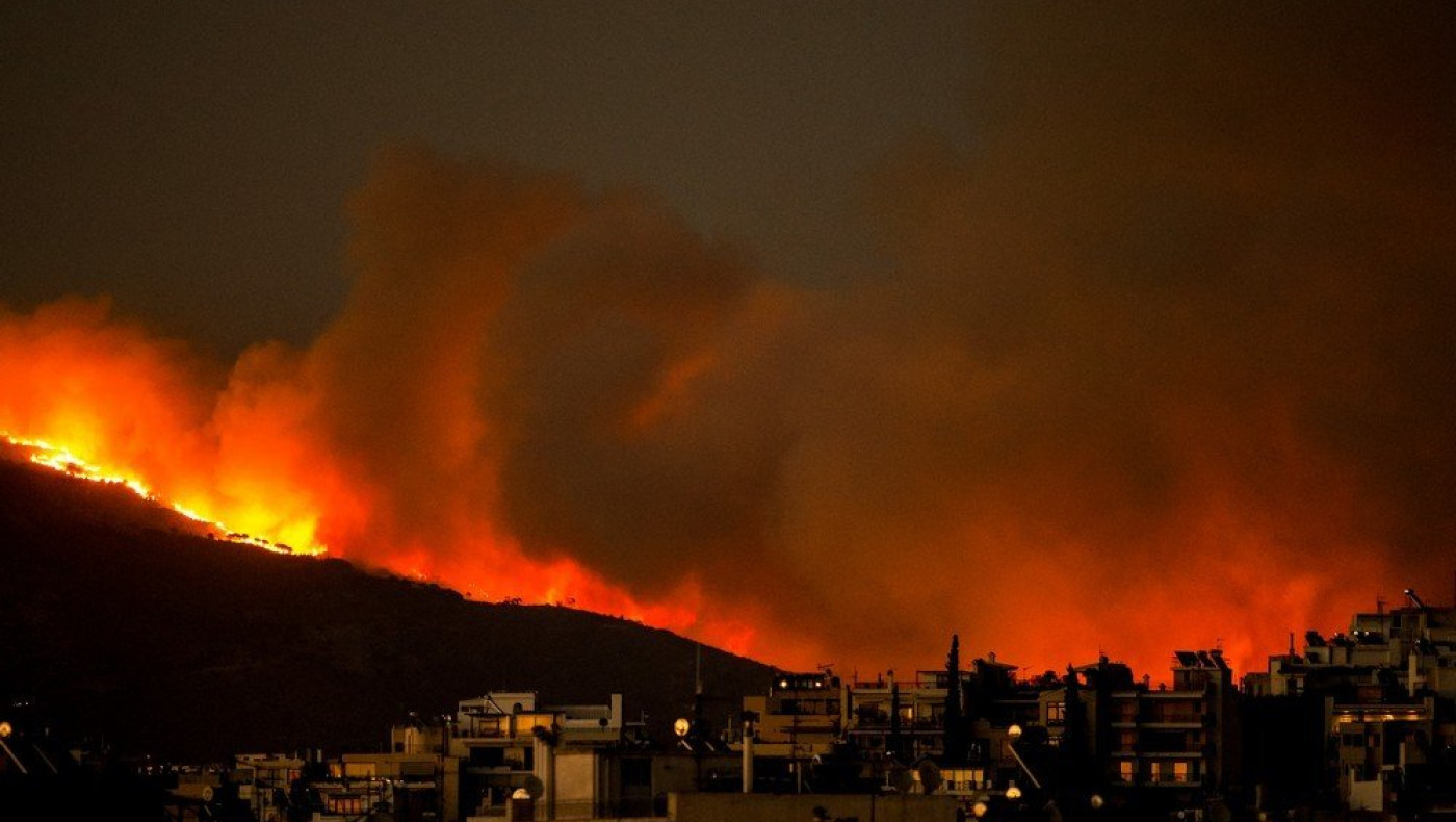 Ανεξέλεγκτη η φωτιά στην Πεντέλη: Νύχτα εφιάλτης, δεκάδες τα μέτωπα -Ποιες περιοχές εκκενώθηκαν