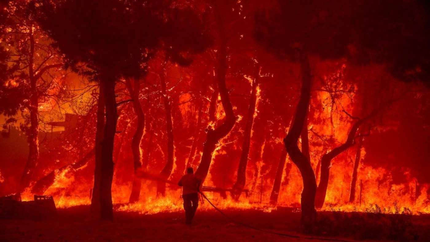 Λέσβος: Ανεξέλεγκτη η πυρκαγιά – Έχουν καεί σπίτια, χωρίς ρεύμα και νερό