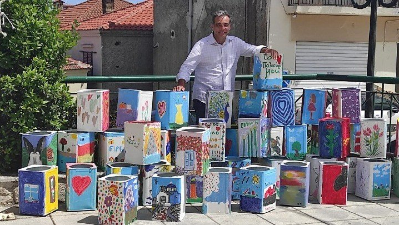Μεταμόρφωσε το χωριό με έργα τέχνης σε τενεκέδες και φιγούρες-γλάστρες!