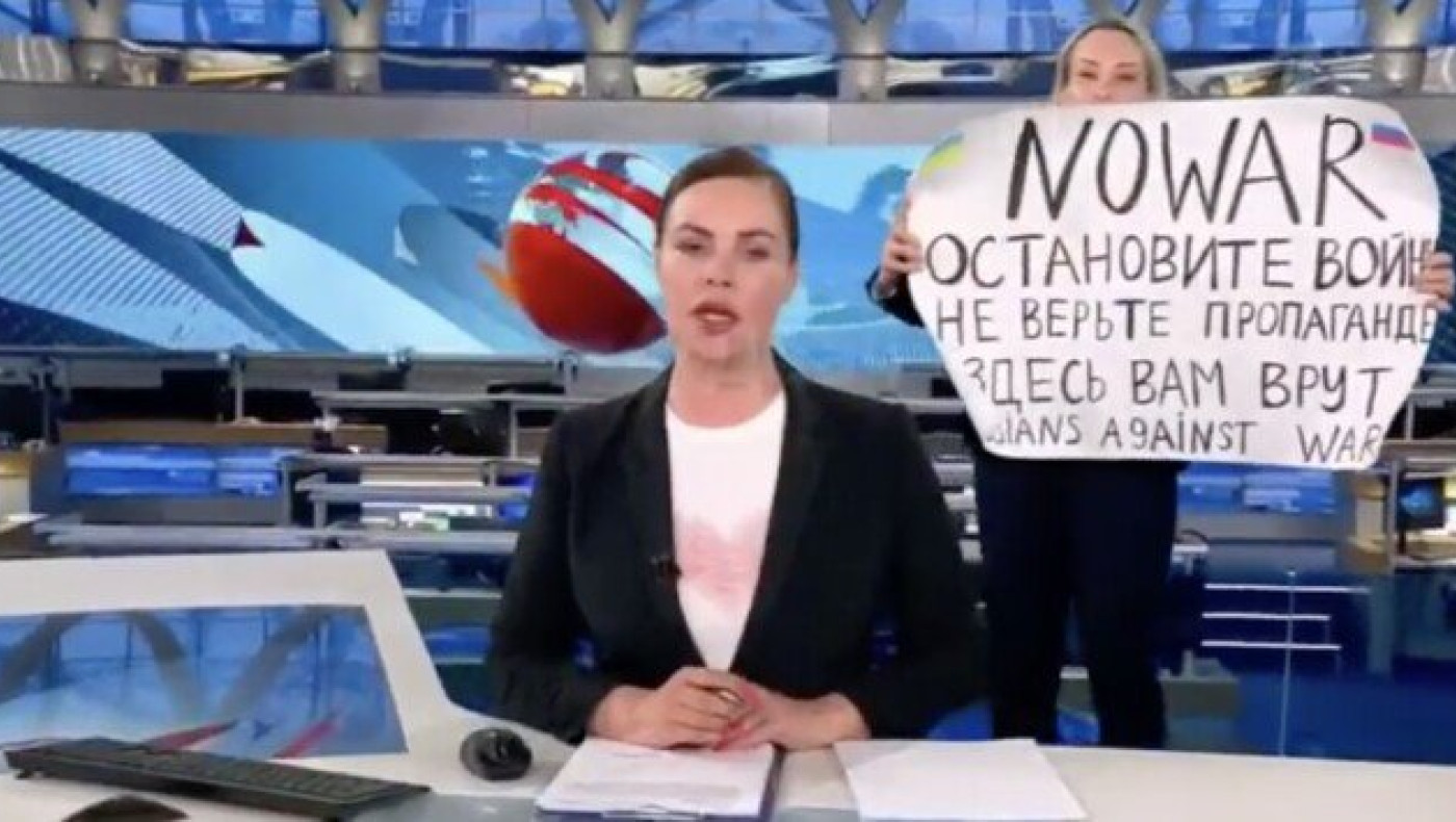 Ρωσία: «Μπούκαραν» οι αρχές στο σπίτι της δημοσιογράφου που σήκωσε το πλακάτ για Πούτιν