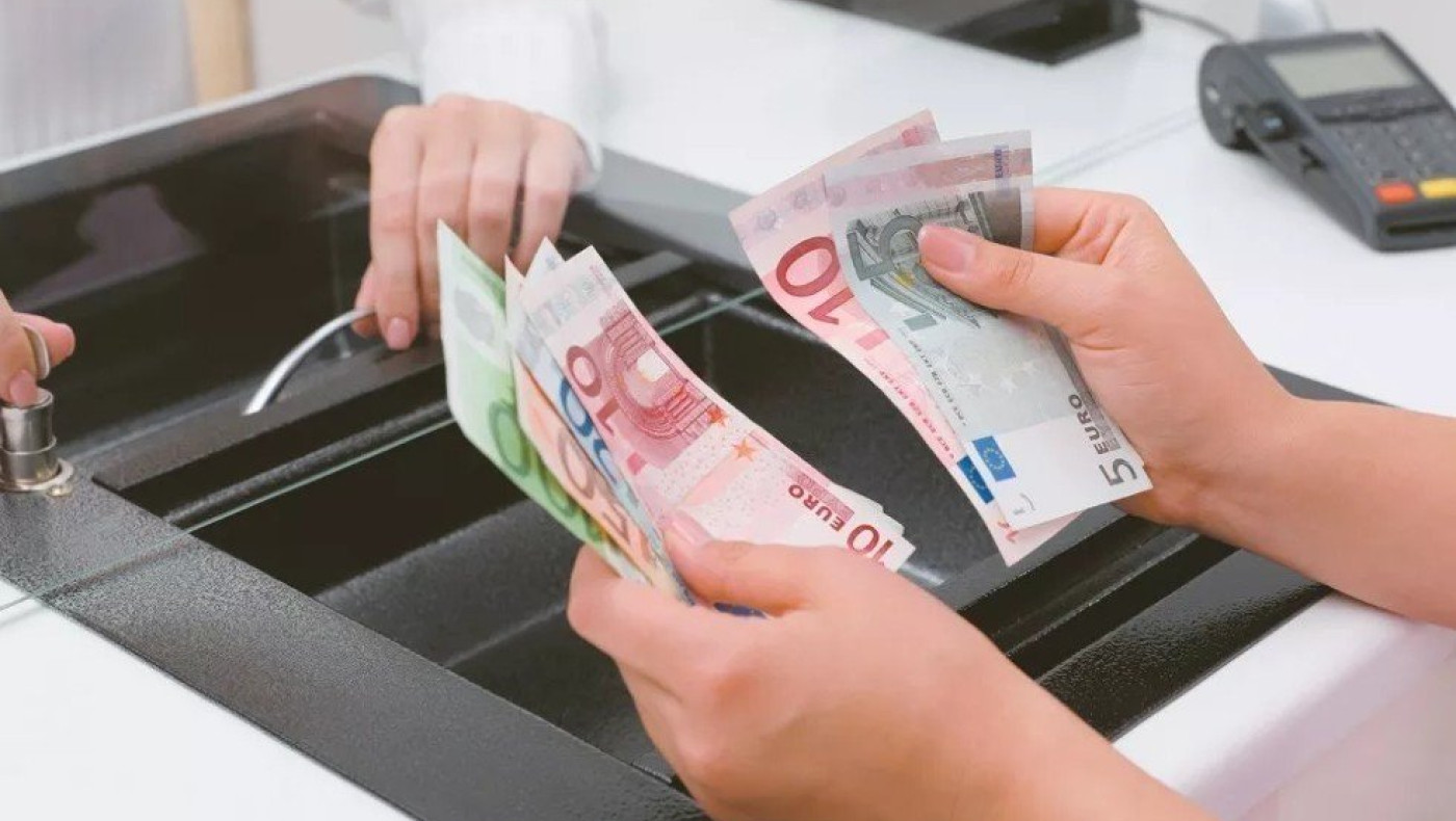 Γεμίζουν οι τραπεζικοί λογαριασμοί: Καταβάλλονται συντάξεις, εφάπαξ και επιδόματα ΟΠΕΚΑ, ΔΥΠΑ