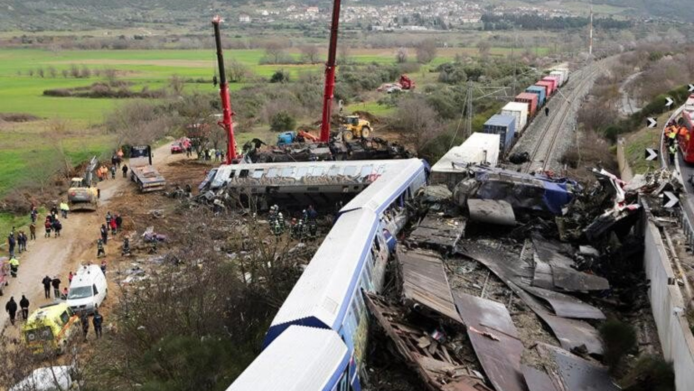 Τέμπη: Μαθητές από τον Τύρναβο φύτεψαν 57 δέντρα στη μνήμη των θυμάτων της σιδηροδρομικής τραγωδίας