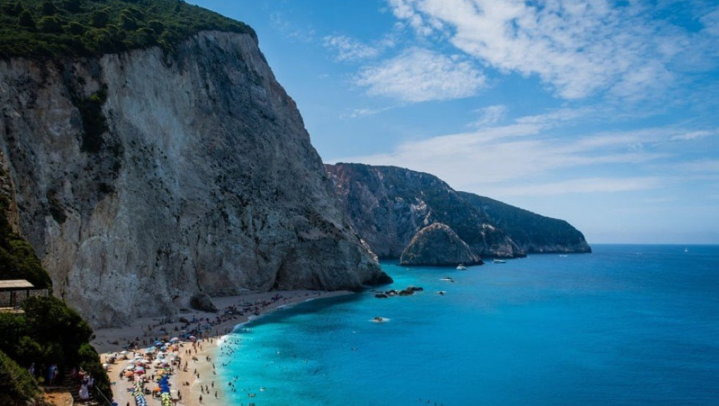Voucher για φθηνές διακοπές: Τι αλλάζει με τις επιδοτήσεις σε Κοινωνικό Τουρισμό και Τουρισμό για Όλους