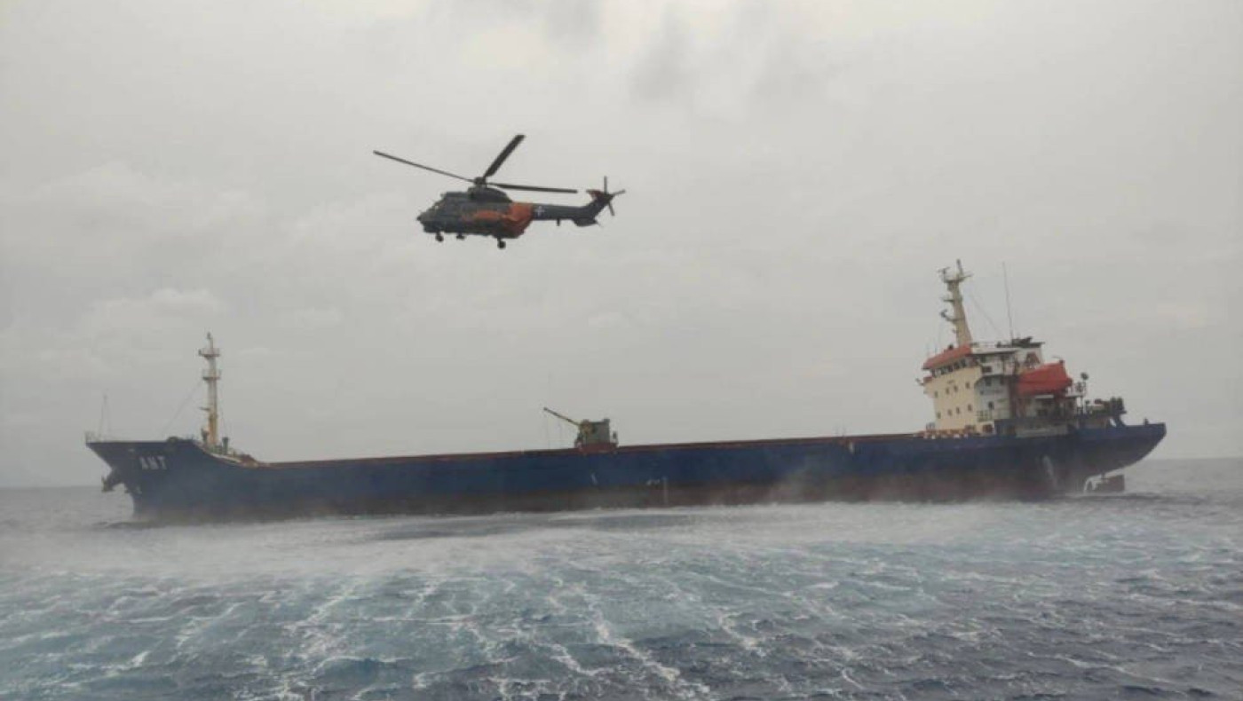 Σύγκρουση πλοίων στη Χίο: Η στιγμή που Έλληνας διασώστης κατεβαίνει στο πλοίο με τους Τούρκους ναυτικούς (vid)