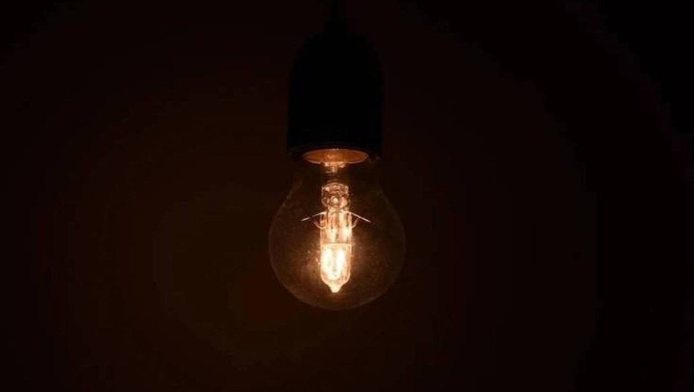 Προσφέρουν ακραίο ποσό σε όποιον δεχθεί να αλλάξει μια λάμπα