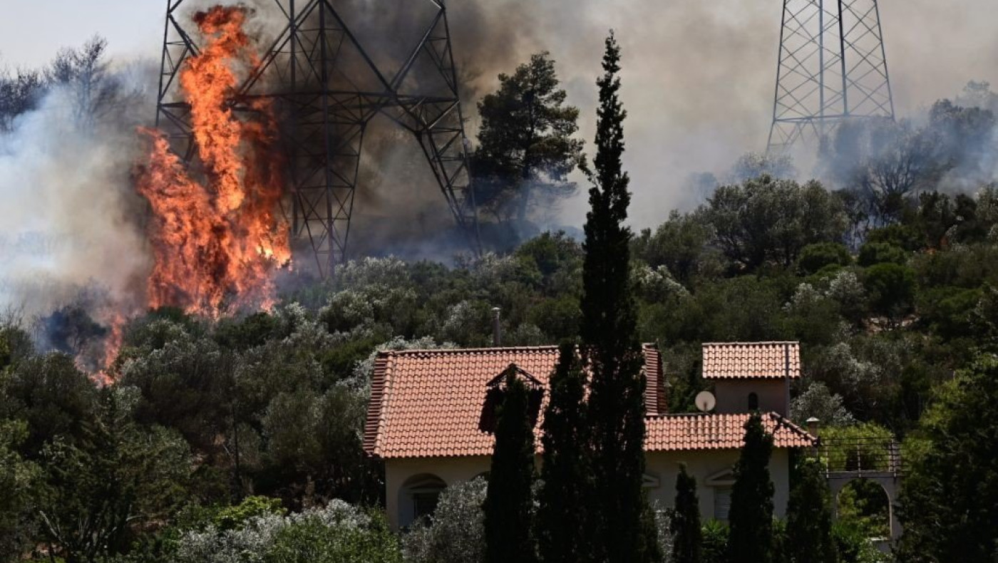 Χάος από το μέτωπο στον Κουβαρά: Εκκενώνονται Λαγονήσι, Σαρωνίδα και Ανάβυσσος - Επιχειρούν 150 πυροσβέστες